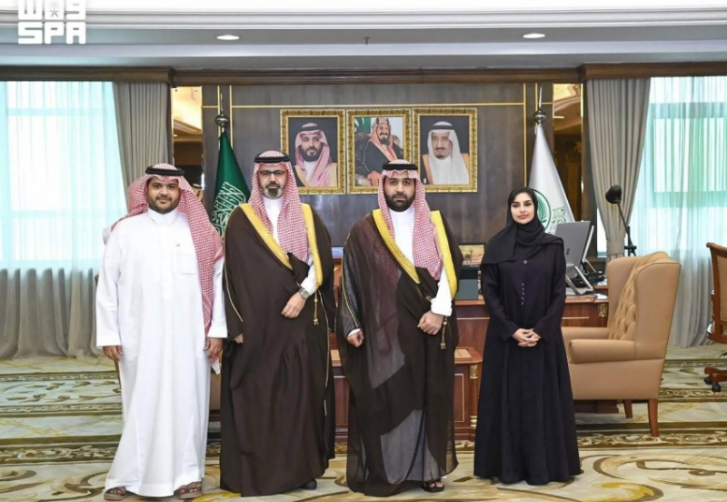 أمير جازان يطّلع على مبادرة التوعية بالمراجعة الداخلية بالإمارة