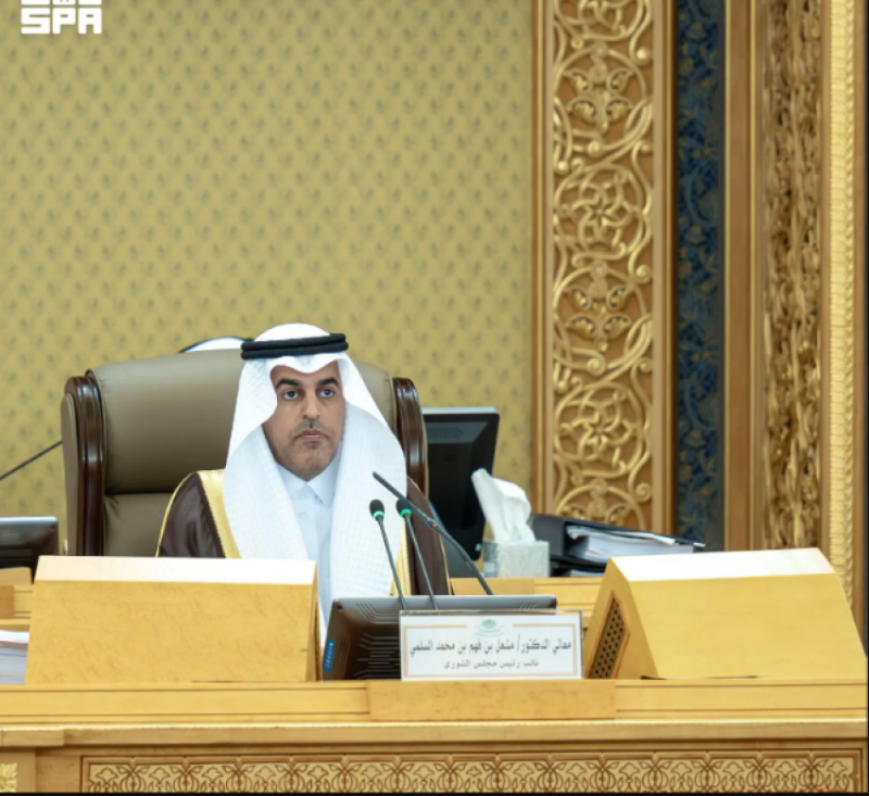 مجلس الشورى يطالب بدراسة الأطر التنظيمية والفنية لتطبيقات المظلات الشمسية الذكية في المواقع المفتوحة عالية الكثافة