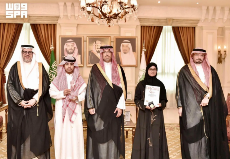 محافظ جدة يستقبل طلبة جامعة الملك عبدالعزيز الفائزين في معرض جنيف الدولي للاختراعات