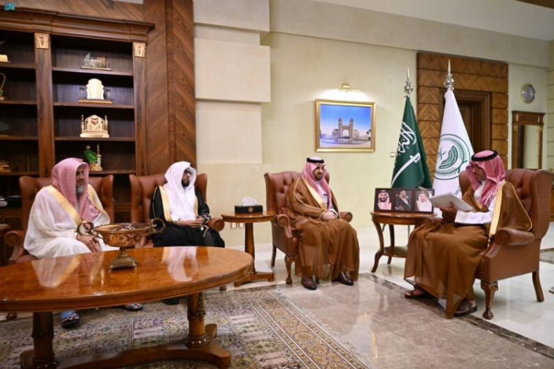 محافظ جدة يطلع على خطة إدارة المساجد بالحج