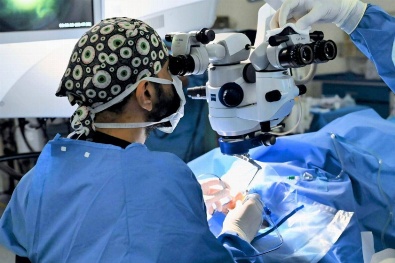 إجراء طبي عاجل يعيد البصر لحاجة جزائرية في مستشفى أحد بالمدينة المنورة