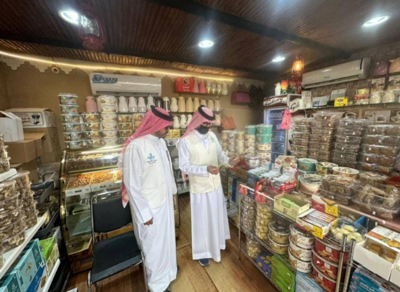 جولات رقابية مكثفة على المحلات والمنشآت التجارية بالطرق الإقليمية في بقيق