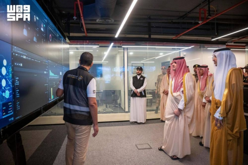وزير الداخلية يطّلع على منظومة النقل الذكية وغرفة التحكم والتشغيل بالمشاعر المقدسة