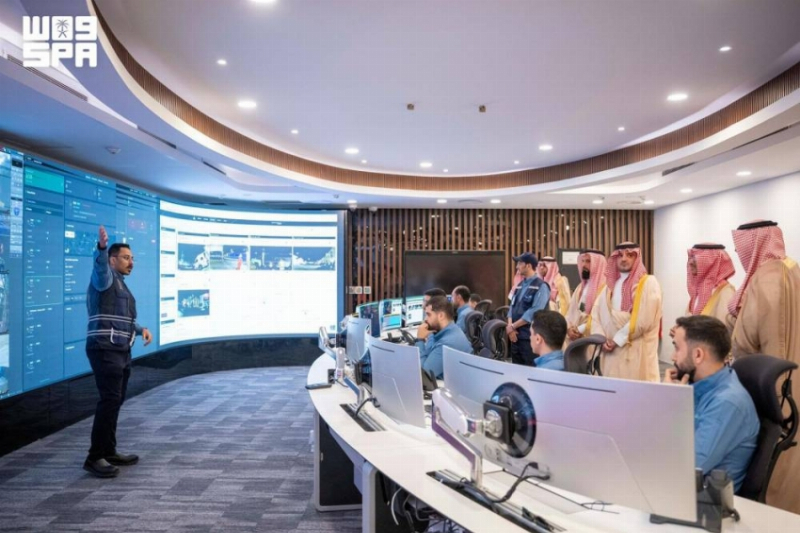 وزير الداخلية يزور مركز عمليات الحج للشركة السعودية للطاقة بمنى