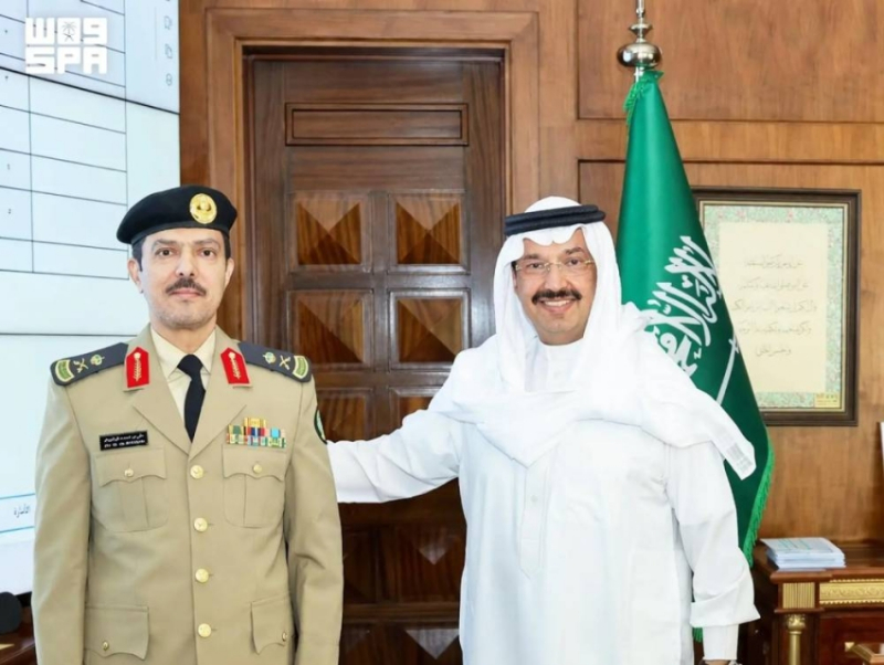 أمير عسير يقلّد قائد أمن المنشآت بالمنطقة رتبته الجديدة