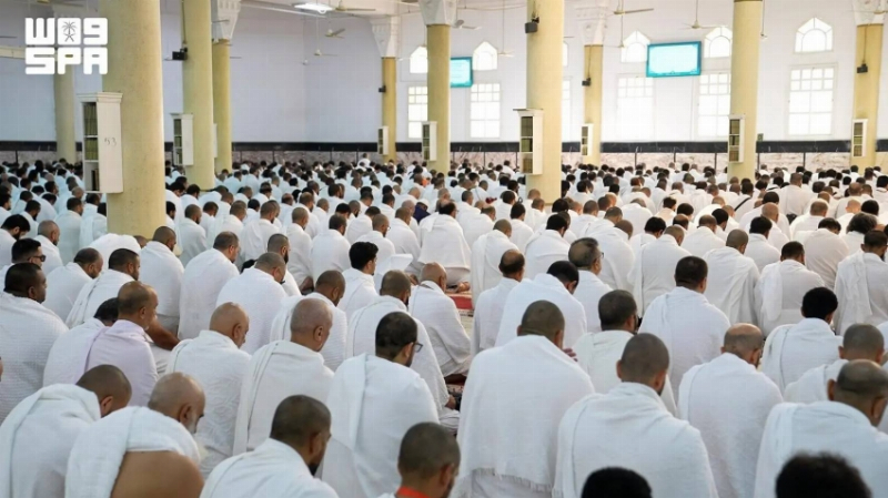 الحجاج يؤدون صلاتي الظهر والعصر بمسجد الخيف