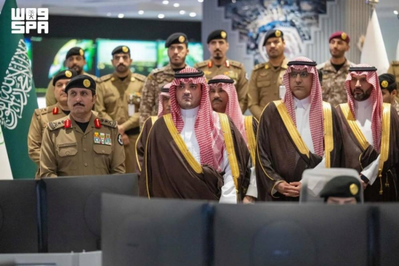 وزير الداخلية يقف على سير عمل مركز القيادة والسيطرة لأمن الحج