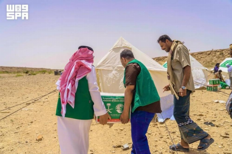 “سلمان للإغاثة” يدشن توزيع مساعدات غذائية وإيوائية طارئة بحضرموت
