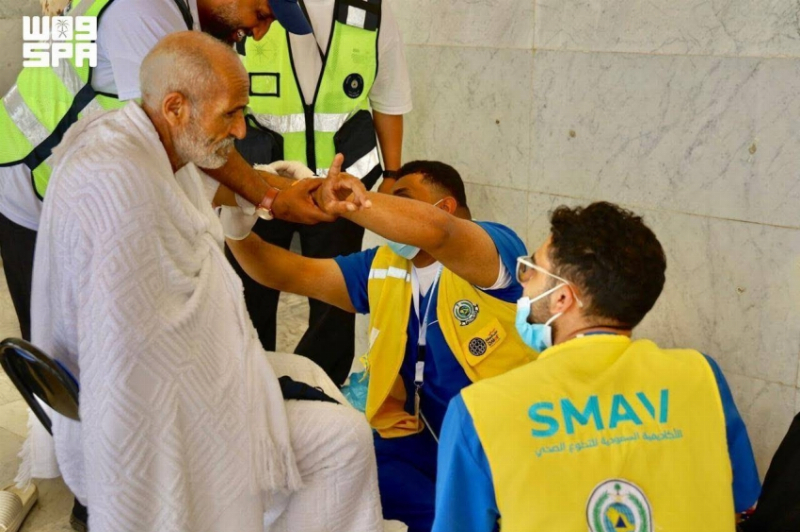 متطوعو الدفاع المدني يشاركون في خدمة ضيوف الرحمن بمشعر عرفات