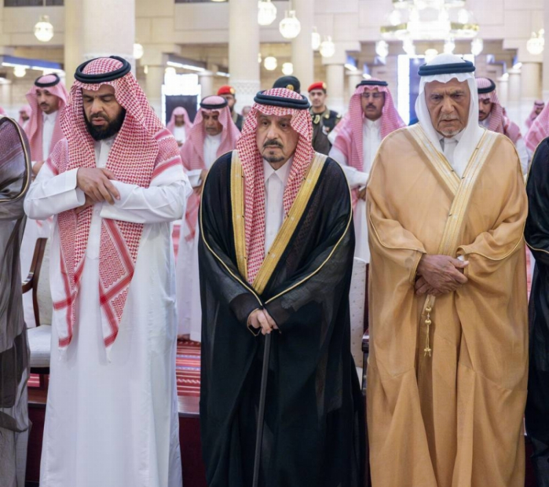 أمير الرياض يؤدي صلاة الميت على الأمير نواف بن نايف بن ممدوح