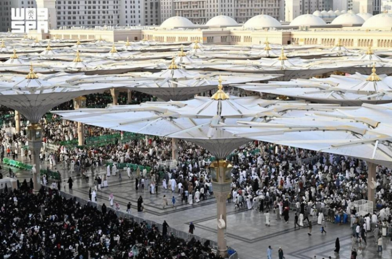 أجواء إيمانية يعيشها زوار المسجد النبوي قبيل الغروب
