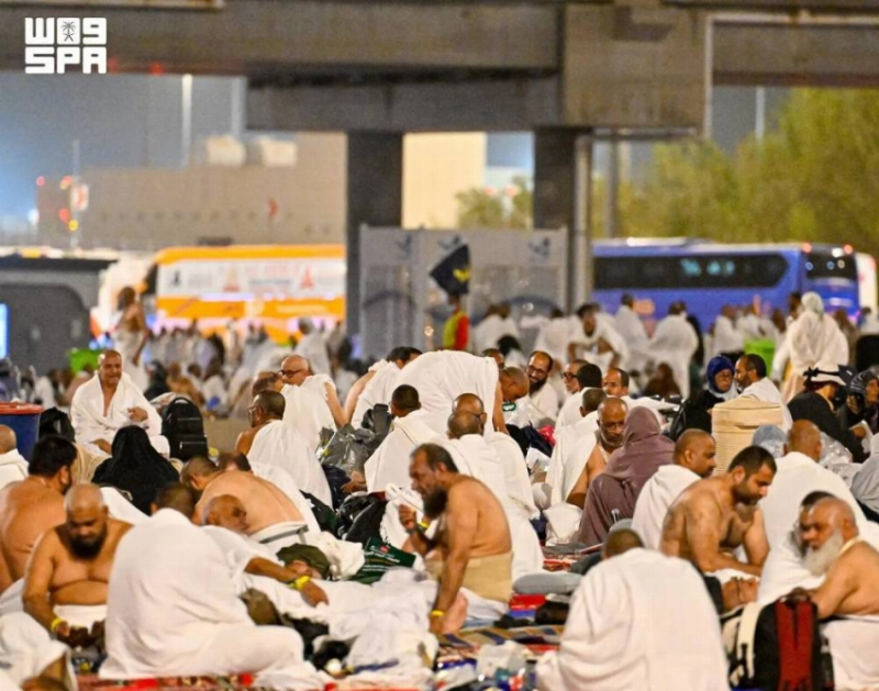 حجاج بيت الله الحرام يهجعون في مشعر مزدلفة