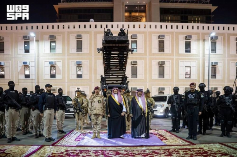الأمير عبدالعزيز بن سعود يتفقد قوات الأمن الخاصة