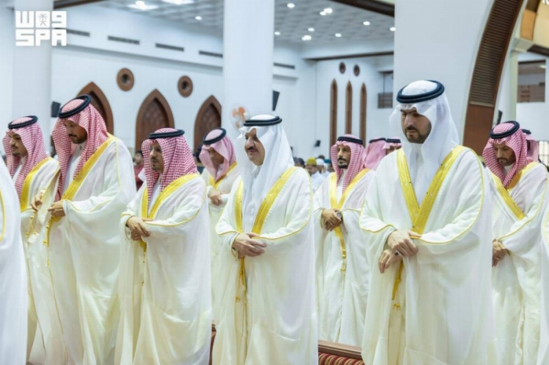 أمير المنطقة الشرقية ونائبه يؤديان صلاة عيد الأضحى مع جموع المصلين