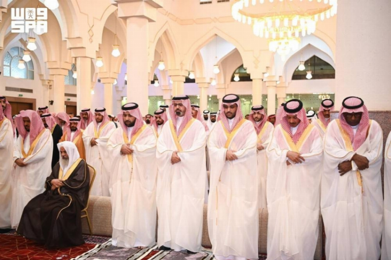 أمير منطقة جازان ونائبه يؤديان صلاة عيد الأضحى مع جموع المصلين