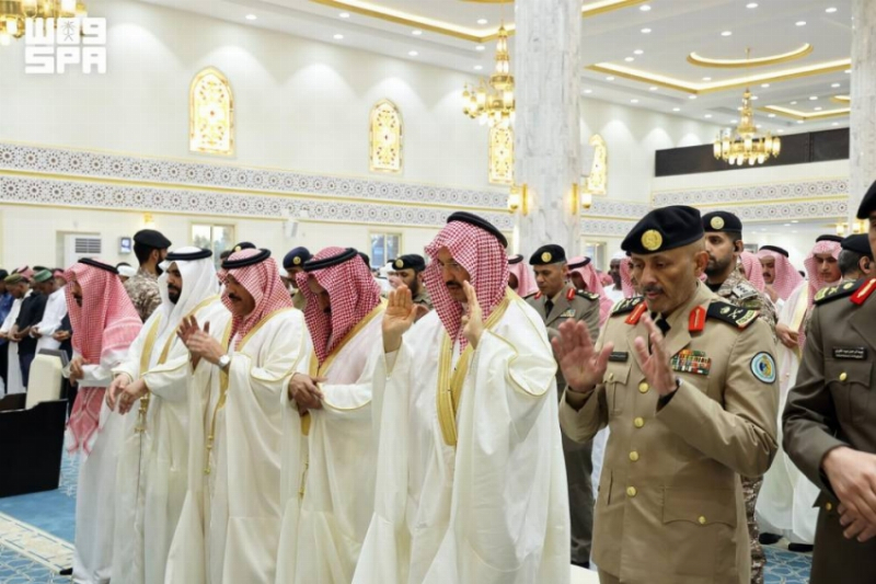 أمير منطقة عسير يؤدي صلاة عيد الأضحى