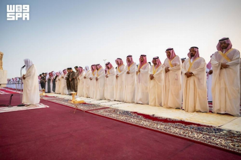 أمير منطقة القصيم ونائبه يؤديان صلاة عيد الأضحى مع جموع المصلين