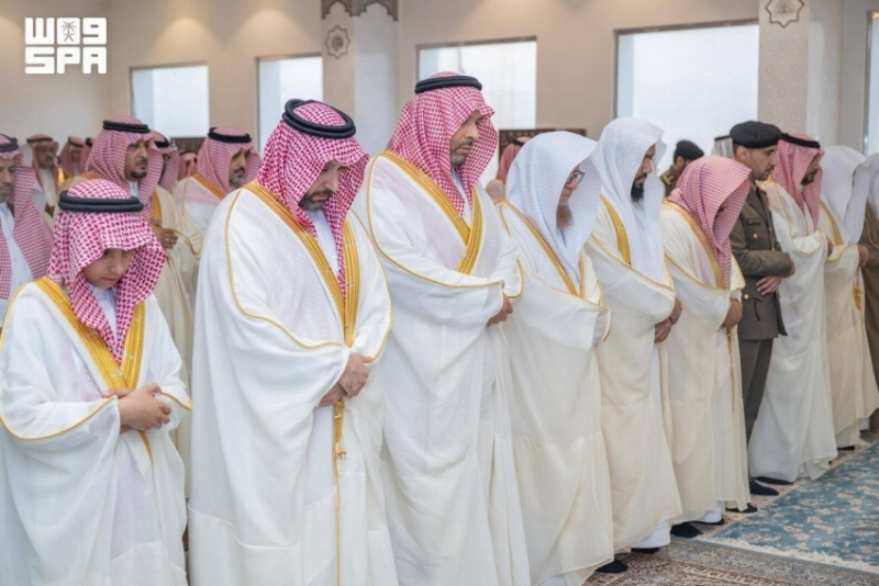 أمير منطقة الحدود الشمالية ونائبه يؤديان صلاة عيد الأضحى