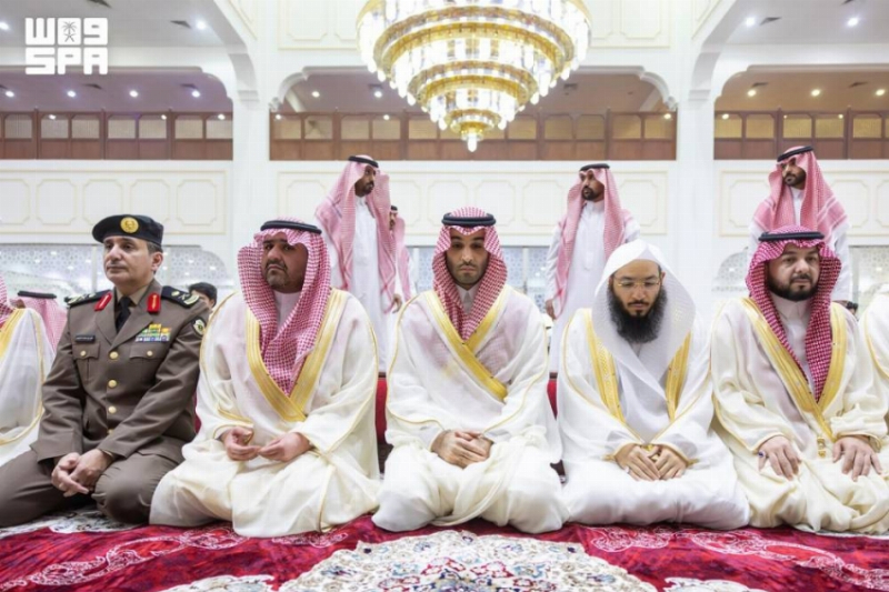 نائب أمير منطقة الجوف يؤدي صلاة عيد الأضحى