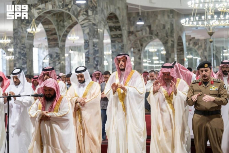 محافظ الطائف يؤدي صلاة عيد الأضحى