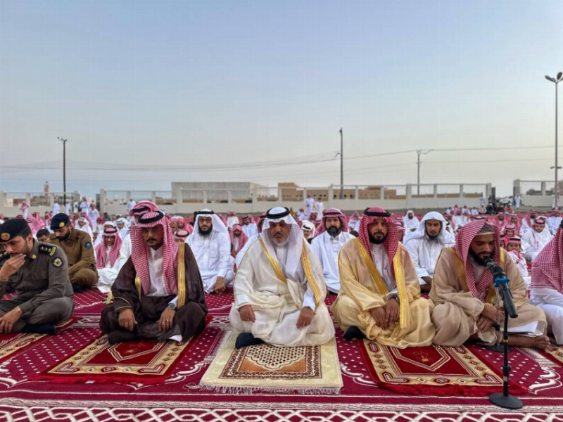 محافظ أملج يتقدم المصلين في صلاة العيد ويستقبل المهنئين