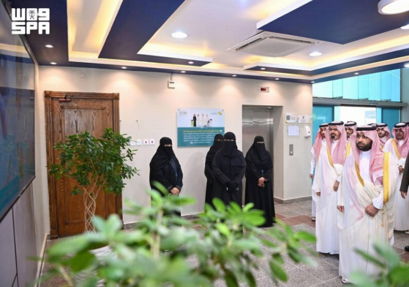 أمير منطقة جازان ونائبه يعايدان منسوبي ونزلاء مركز التأهيل الشامل بالمنطقة