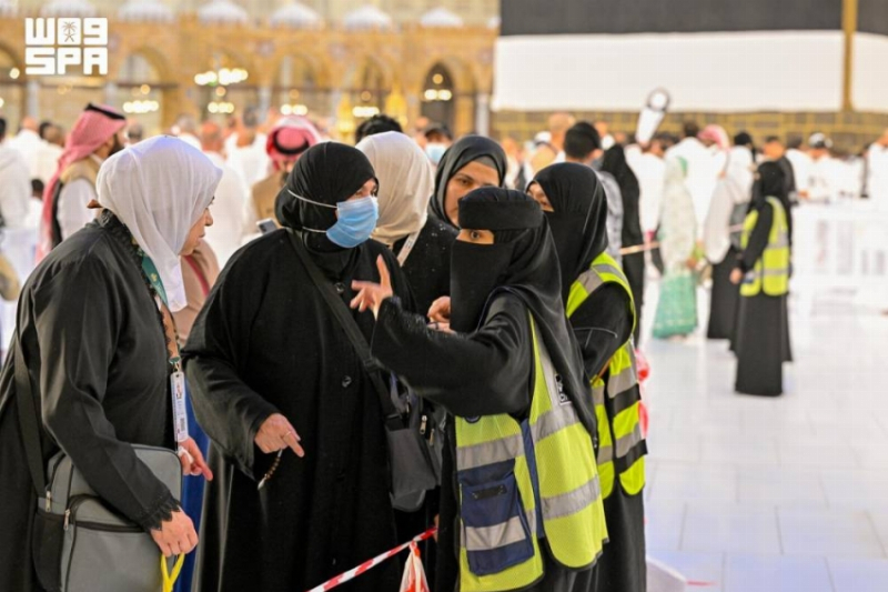 المرأة السعودية تقدم دورها الريادي في خدمة ضيوف الرحمن داخل المسجد الحرام