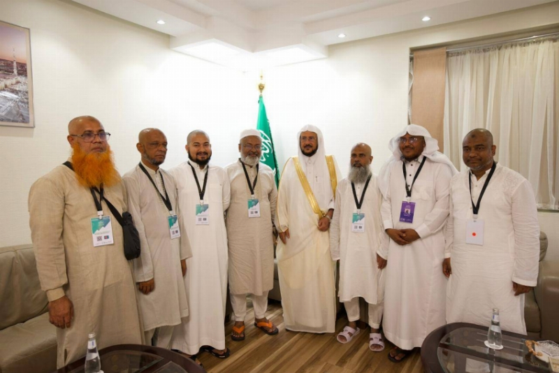 وزير الشؤون الإسلامية يلتقي عددًا من المسؤولين البنغلاديشيين المستضافين في الحج