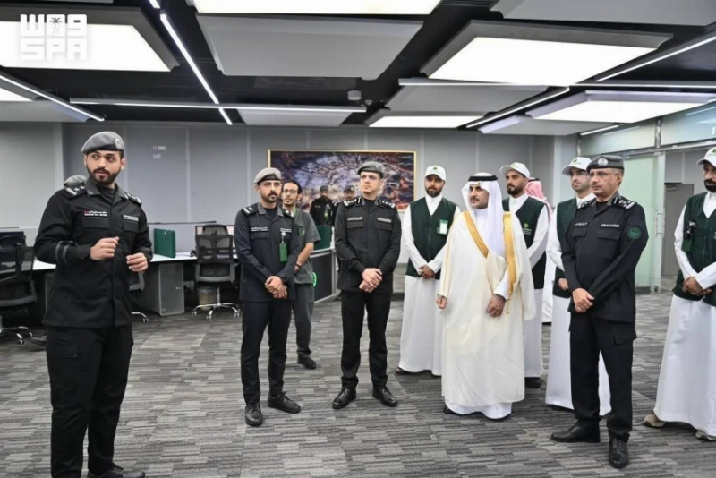 نائب وزير “البيئة” يزور مركز (911) بمنطقة مكة