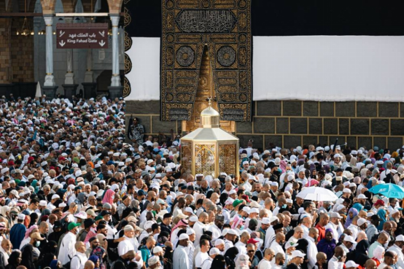 ضيوف الرحمن يودّعون أيام الحج بالطواف والدعاء