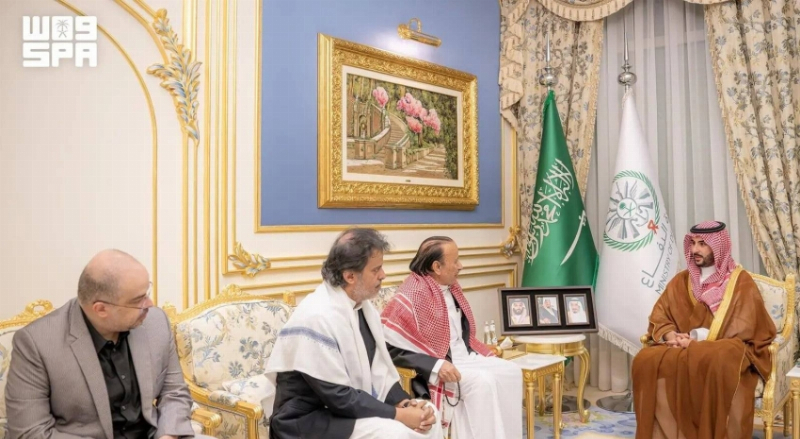 وزير الدفاع ينقل تعازي القيادة في وفاة الرئيس اليمني السابق