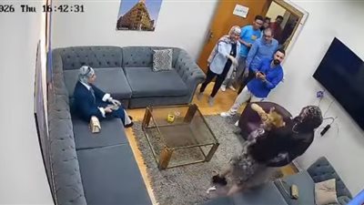 خلال حلقة تلفزيونية.. تعرض مروة عبد المنعم لهجوم من أسد ونقلها للمستشفى| تفاصيل