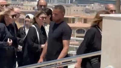 انهيار وصدمة.. الحزن يسيطر على زوجة هاني شاكر ونجله خلال مراسم الجنازة| صور