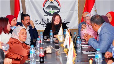 إليزابيث شاكر تقود حوارا مباشرا مع أهالي أسيوط لبحث الملفات الخدمية والتنموية
