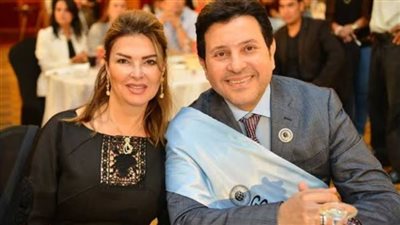 ألقت عليه نظرة الوداع اليوم.. علاقة هاني شاكر وزوجته وسر امتدادها لـ 40 عام