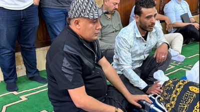 النظرة الأخيرة.. الحزن يسيطر على حمو يكا في جنازة والده| صور