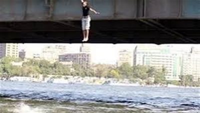 لحظات رعب أعلى كوبري الساحل.. الأهالي ينقذون عاملًا قبل إنهاء حياته بالنيل