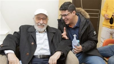 دعاء مؤثر ورسالة حب.. حفيد عبد الرحمن أبو زهرة يكشف كواليس علاقته بجده