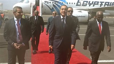 رئيس الوزراء يصل إلى جيبوتي للمشاركة في مراسم تنصيب الرئيس “إسماعيل عمر جيله”