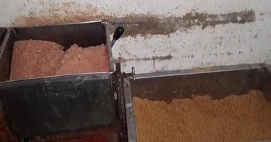 ضبط 2200 عبوة عصير ومياه غازية منسوبة لشركة وهمية بالغربية