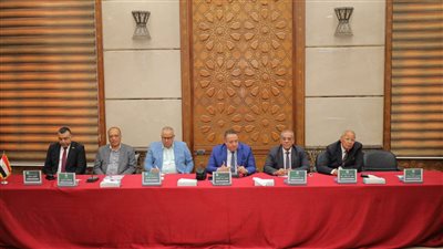 نقيب المهندسين وهيئة مكتب النقابة العامة يعقدون اجتماعًا مع رؤساء النقابات الفرعية لبحث الملفات المهنية والخدمية
