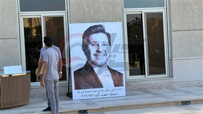طائرة درون ولافتة بـ “نسيانك صعب أكيد”.. اللقطات الأولى من عزاء هاني شاكر