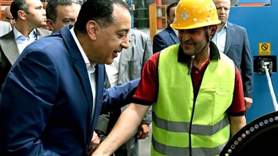 رئيس الوزراء يتفقد مصنع شركة “الوادي للكابلات”