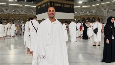 “الحمد لله على الدعوة الربانية”.. عمرو وهبة يوثق رحلته للحج من أمام الكعبة
