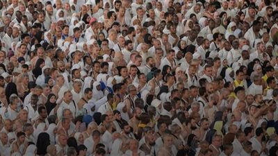 حجاج بيت الله الحرام يؤدون طواف الإفاضة داخل المسجد الحرام وسط أجواء إيمانية