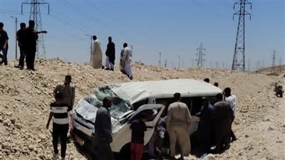 “طريق الموت في قنا”.. ميكروباص ينقلب ويصيب 14 شخصًا