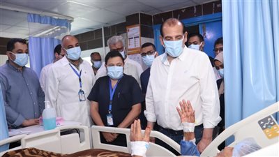 نائب وزير الصحة يتفقد المنشآت الطبية بمحافظة قنا ويُوجه بتحويل المقصرين للتحقيق.. ويمنح مكافآت مالية للمنشآت والفرق الطبية المتميزة