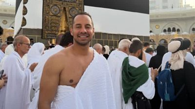 الحمدلله على الدعوة الربانية والتيسير.. عمرو وهبة يشارك صورا خلال أداء فريضة الحج