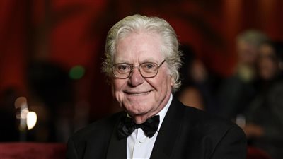 مركز السينما العربية يمنح حسين فهمي لقب شخصية العام السينمائية العربية