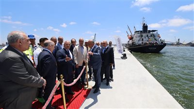 وزير النقل يشهد استقبال أرصفة محطة تحيا مصر بميناء الإسكندرية 6 سفن تجارية
